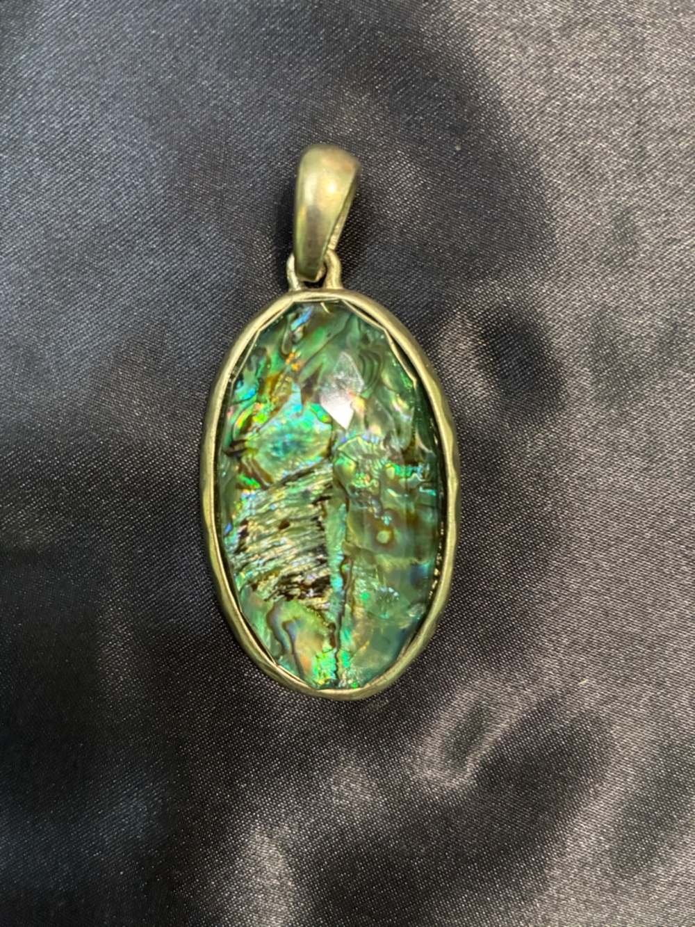 Kenneth Cole Iridescent Green Abalone Oval Pendant Necklace 🧜🏼‍♀️